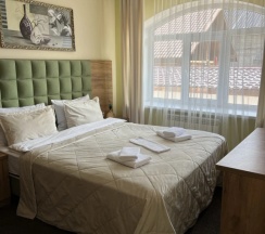 Люкс с балконом и c панорамным видом на горы в Шатун