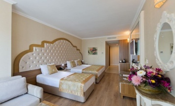 Трёхместный номер с террасой в Oz Hotels Side Premium