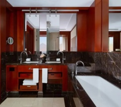 Двухместный номер Deluxe с видом на горы (двуспальная кровать) в The Ritz-Carlton Almaty