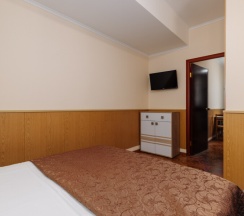 Апартаменты с отдельной спальней , кухней и видом на бассейн  до 3 гостей ( 1 этаж) в Дельфин парк