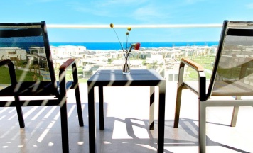 Двухместный люкс с видом на море двуспальная кровать в Rixos Premium Magawish Suites and Villas