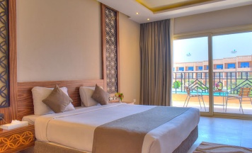 Двухместный номер Superior с видом на бассейн двуспальная кровать в Jasmine Palace Resort & Spa