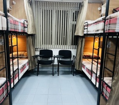 Кровать в женском номере c 5 двухъярусными кроватями (удобства на этаже) в Темпер прайд