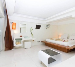 Двухместный номер Comfort с видом на море двуспальная кровать в Mama Beach Residence
