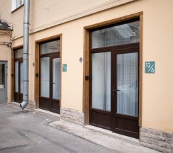 Апартаменты с большой кроватью, кухней-гостиной и отдельным входом в Двенадцать