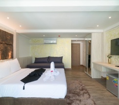 Трёхместный номер Deluxe с балконом и с видом на море в Destination Patong