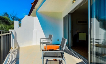 Четырёхместный номер Premium с балконом в Отель Holiday Inn Resort Phuket Karon Beach by IHG