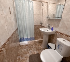 Трехместный номер с двуспальной и односпальной кроватями в Арина