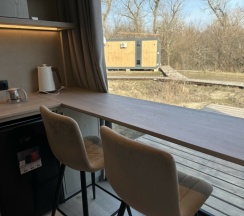 Дом «Панорама Лодж» с панорамным окном в размер стены в Три воды