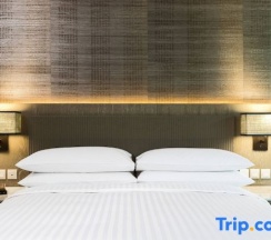 Двухместный номер с балконом и с видом на бассейн двуспальная кровать в Phuket Marriott Resort And Spa, Nai Yang Beach