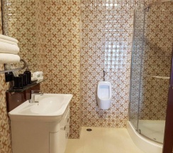 Люкс с видом на бассейн в Erawan Hotel