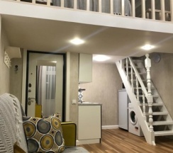 Loft Lux Red с балконом (1 двуспальная кровать + 1 большой диван) 2+3 человека в Loft&Home Apartments