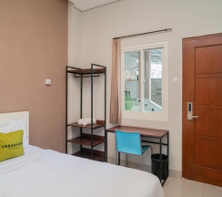 Двухместный номер Superior 2 отдельные кровати в Urbanview Hotel Bubusini Batu by RedDoorz
