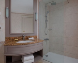 Двухместный люкс Vice-Presidential Republic Square View двуспальная кровать в Armenia Marriott Hotel Yerevan