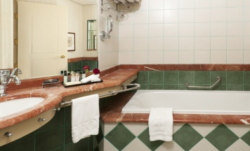 Двухместный номер Deluxe с балконом двуспальная кровать в Herods Palace Hotel