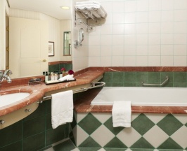 Двухместный номер Club с балконом двуспальная кровать в Herods Palace Hotel