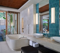 Двухместная вилла c 1 комнатой с видом на сад двуспальная кровать в Renaissance Phuket Resort & Spa