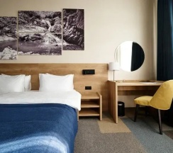 Двухместные апартаменты-студио Корпус Центр №1 с балконом и с видом на курорт двуспальная кровать в Вальсет Премиум