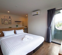 Двухместный номер Deluxe с видом на горы двуспальная кровать в The Arbern Hostel x Bistro