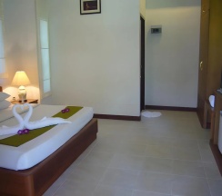 Двухместное бунгало с видом на сад двуспальная кровать в La Mer Samui Resort