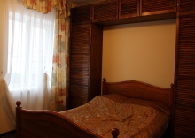 3-местный 2-комнатный коттедж улучшенный с 1 односпальной и 1 двуспальной кроватью (мансарда) в Старица