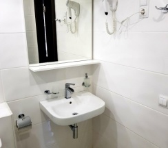 Кровать в женском шестиместном номере в Танский