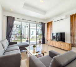 Семейная вилла с балконом и с красивым видом из окна в Отель The Oriental Beach Pearl