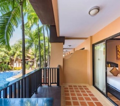 Двухместный номер с видом на бассейн двуспальная кровать в Princess Kamala Beachfront Hotel