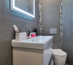 Люкс с балконом и с красивым видом из окна в Апартаменты Евродвушка