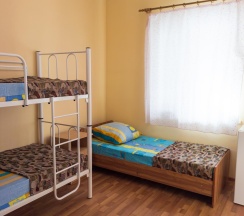 Номер эконом семейный с 1 односпальной и 1 двухъярусной кроватью в Лайнер