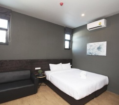 Двухместный номер Superior с видом на бассейн 2 отдельные кровати в The Arbern Hostel x Bistro