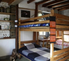 Кровать в общем номере в Om Yoga Resort