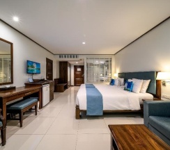 Двухместный номер Deluxe с балконом и с видом на море двуспальная кровать в Andaman Beach Suites Hotel