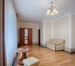 Семейный номер с 1 двуспальной кроватью и раскладным диваном в Парк-отель