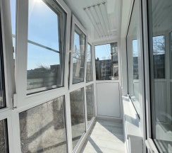 Четырёхместные апартаменты с 2 комнатами с балконом в Apartdzr