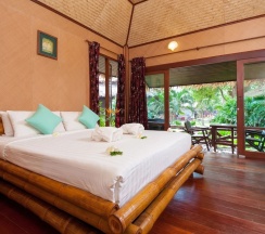 Бунгало Deluxe с балконом и с видом на море в Palm Leaf Resort
