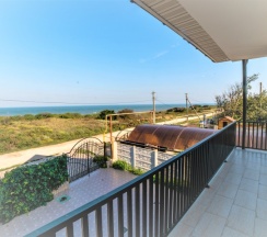 201 - Трехместный номер с балконом и прямым видом на море в Азов Инн