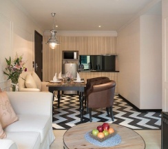 Семейный люкс с балконом в The Symphony Suites Pattaya
