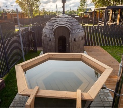 Коттедж с двумя спальнями, купелью и баней в Black Village Family