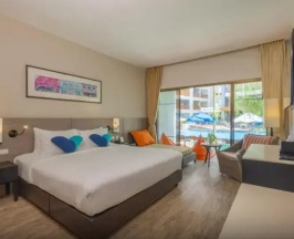Двухместный номер Premier с видом на воду (двуспальная кровать) в Deevana Plaza Phuket