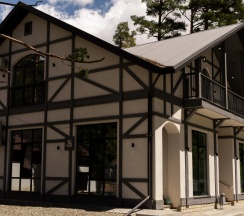 Вилла с балконом и с красивым видом из окна в Residence Village