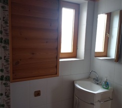 с тремя раздельными кроватями без кондиционера в Саттва