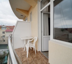 Трёхместная комната с одной двуспальной и односпальной кроватями в Чайка