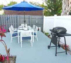 Коттедж с 2 комнатами в Private designer 8 room art getaway 2 Br-2Ba Full Kitchen Barbecue Patio 2min to beach