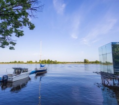 Зеркальный дом на воде в Утрау
