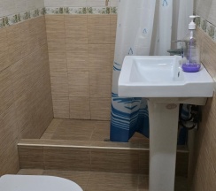 Комната стандарт с 3 односпальными и 3 двуспальными кроватями в Саймон