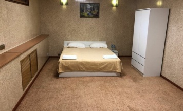 Семейный номер с двуспальной кроватью и двуспальным диваном в Легенда