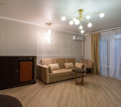 Двухместный люкс (Малый корпус) с 2 комнатами с балконом двуспальная кровать в Литфонд