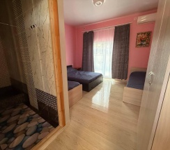 Комната стандарт с 2 односпальными и 1 двуспальной кроватью №2 в Алешкина мечта