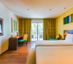 Двухместный номер Premium с балконом (двуспальная кровать) в Отель Holiday Inn Resort Phuket Karon Beach by IHG